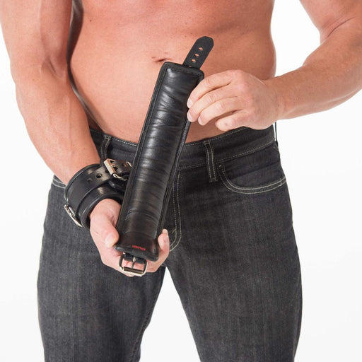 665 Leather - Afsluitbare en Verstelbare Polsboeien - Leer - Zwart - Padded Locking Wrist Restraints Black-Erotiekvoordeel.nl